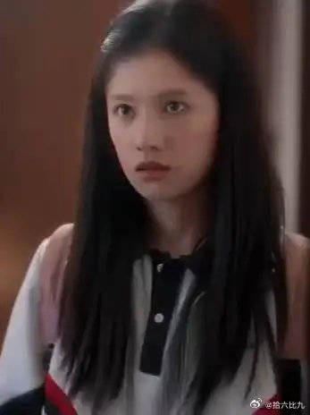 他看穿了她所有的倔强,满眼全是心疼