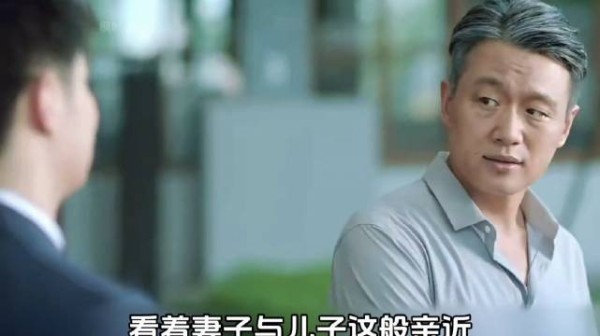 欢天喜地迎接海外儿子归来,没想到他却忘了本,父亲很难过