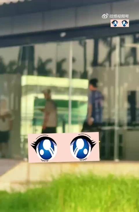 这是找地方发微信呢?一分钟也忍不了