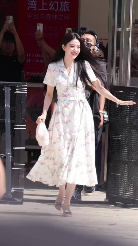 王楚然深圳活动现场绊脚，意外拍出神图