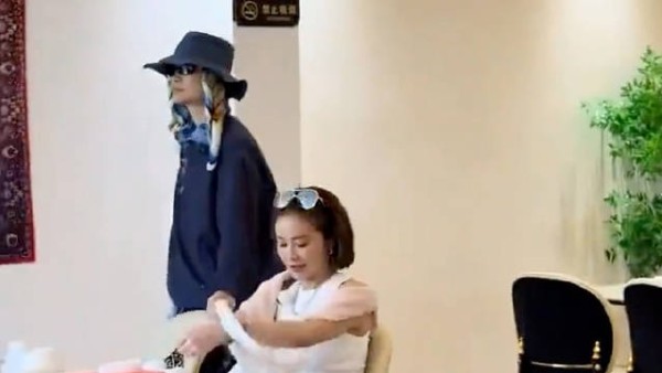 李宇春i人沦为e人玩具，隔着屏幕都感受到春春的i了！