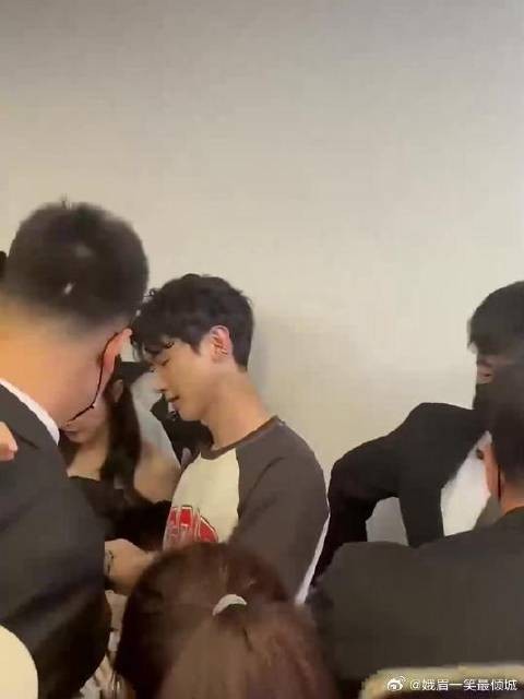 白敬亭搂着宋轶,人群中保护着女朋友,小白太暖了