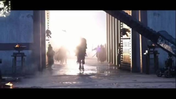 何与策马逆光神图,舞枪动作利落少年侠气