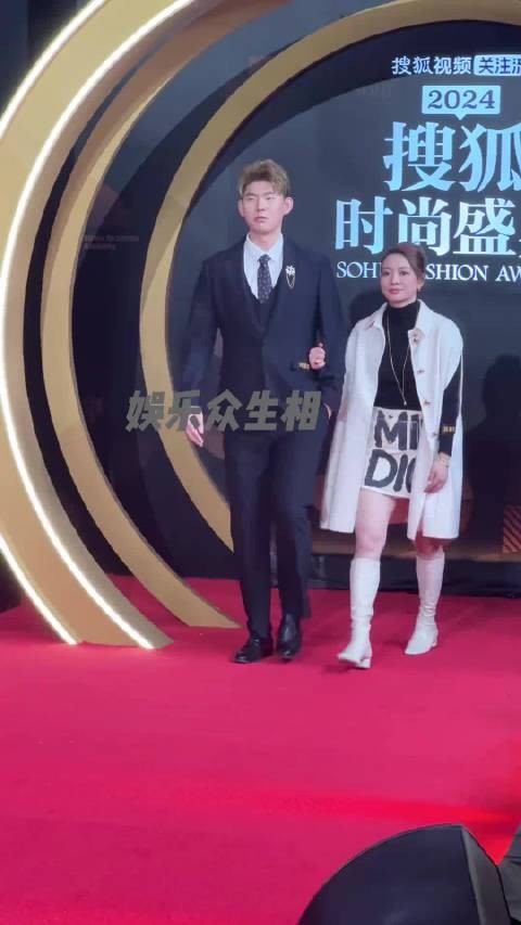 黄雅琼夫妇挽手合体恩爱同框好甜