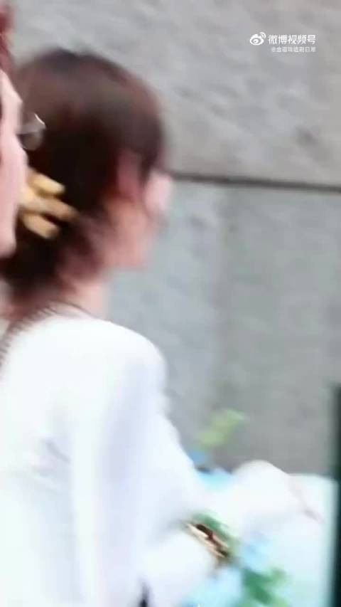 镜头拉近的瞬间氛围感拉满，张予曦温柔打招呼，气质真的无可挑剔