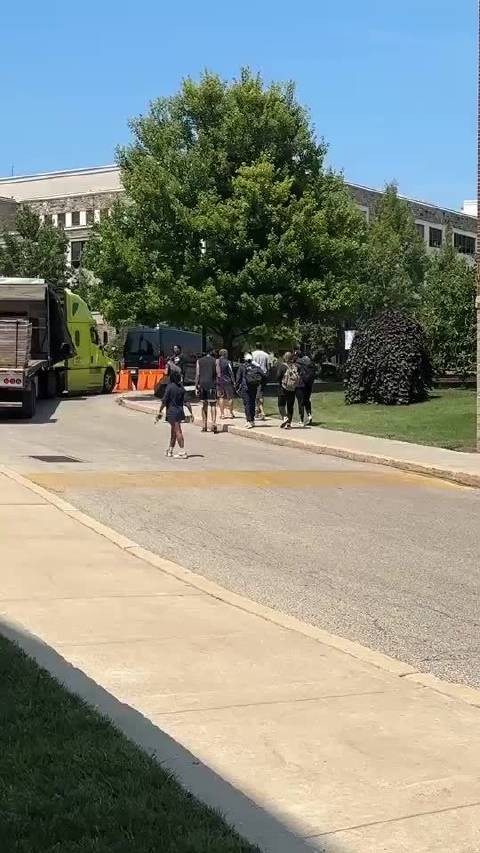浓眉今天被拍到在费城的维拉诺瓦大学校园训练