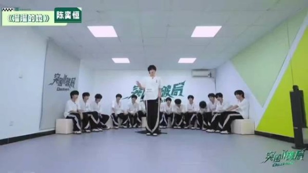 陈奕恒溜溜的她考核获老师夸奖