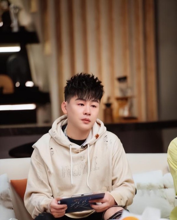隐忍 18 年！胡彦斌含泪坦白：这辈子最大遗憾，是听妈妈的话放走她