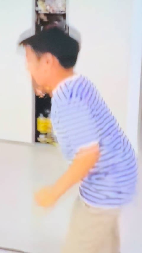 小股東不嫌累，各回各家，到家，雨小了，換上衣服繼續跳
