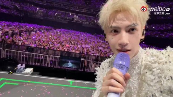 罗云熙凌晨翻牌8位粉丝，演唱会结束后持续营业