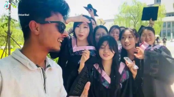 孟加拉达罗毗荼男子号召年轻人拍视频，称外国人为国际友人高端人才