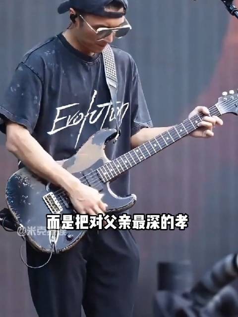 谢贤去世后谢霆锋首露面，鬓角现白发