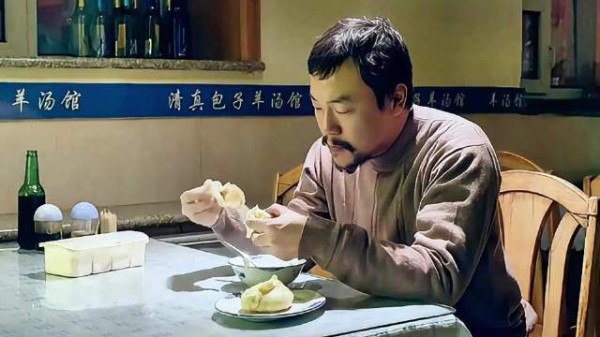 廖凡大口吃羊肉包配羊汤，一口气连吃五个面包