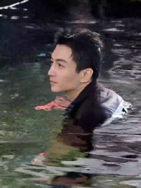 陈晓路透，陈晓入水湿身诱惑，完全素颜骨相好优越！