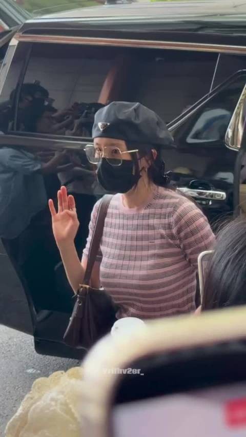 杨幂杀青回程造型出圈，幂式穿搭美学再更新