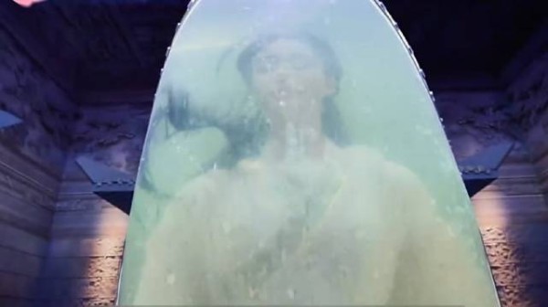 女人惊恐的发现太后寝宫里有一个水晶棺,里面浸泡着一个美人