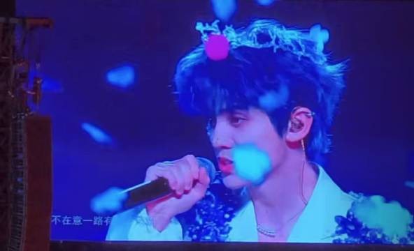 左航《就是爱你》ending给粉丝递戒指 浪漫的航酱