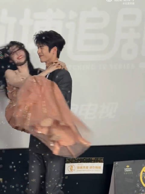 张凌赫以公主抱姿势抱起王楚然全场尖叫