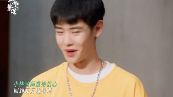 半大的足球小子们,怪会起哄老师的!