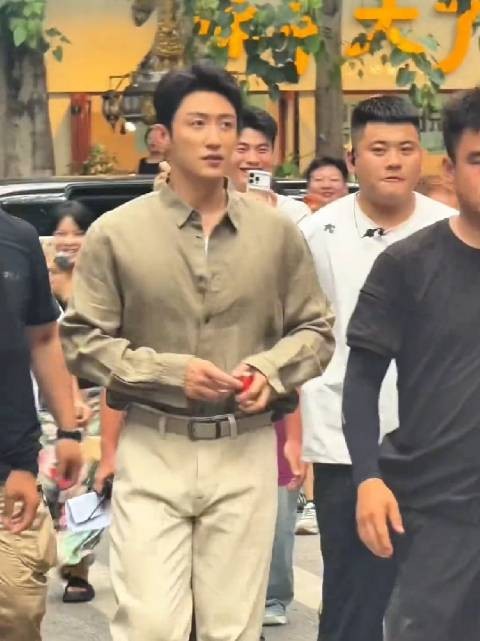 黄景瑜是那种男人都会觉得帅气的男人，有一种现在娱乐圈欠缺的阳刚之气