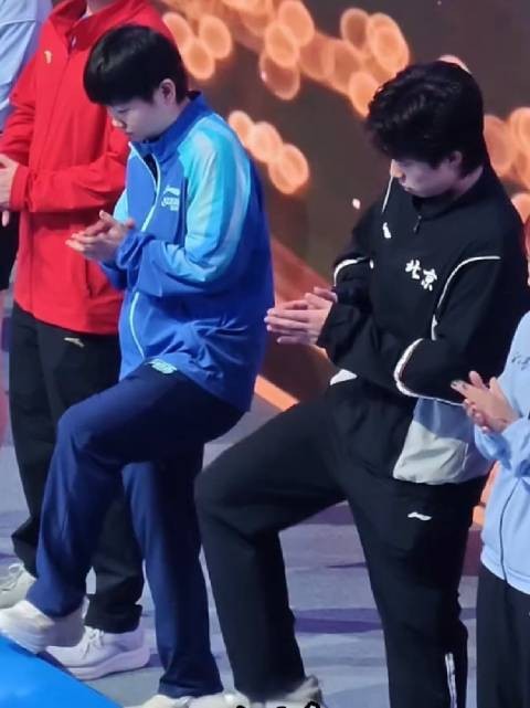楚钦老师弹一下奖状，这转场素材还不码起来