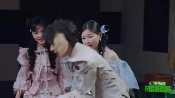 刘宇宁这期开推是狼塑，不仅扮相上像狼，坐之前还会弄一下尾巴 宁好会啊