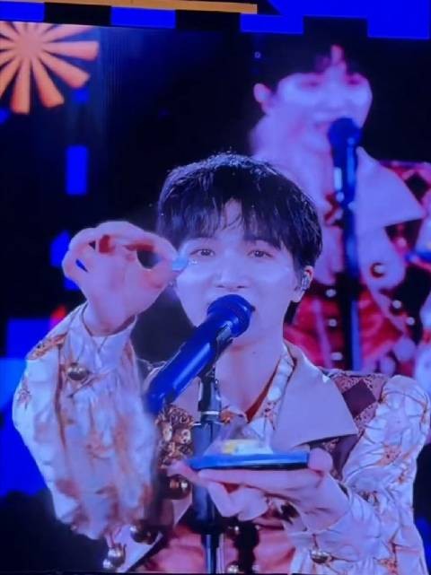 周深沈阳演唱会魔术穿帮,当场炸毛全场笑翻