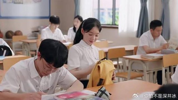 学霸好心给萌妹带早餐，哪料萌妹不领情，将早餐退还