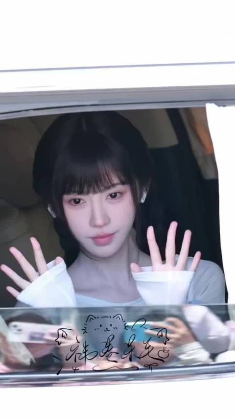 鞠婧祎齐刘海耳骨钉黑长直,御中带媚富江味