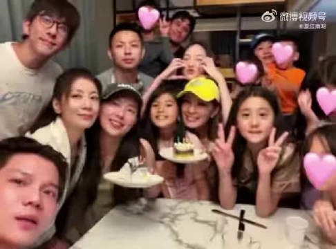 修杰楷居家随性穿搭出镜,没有明星架子,陪伴妻女度假的模样格外接地气