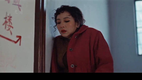 女服务员只是临时加了个夜班，结果醒来后却闻到一股淡淡的血腥味