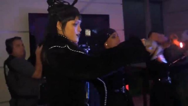 还记得Rihanna跑到Jimmy Kimmel的卧室，唱着BBHMM把他吵醒的那次吗？