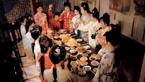 贾母都明说黛玉是“咱家女孩”，袭人却转头一句“不是咱家的人”，她凭什么？
