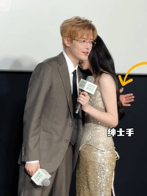 付辛博与小17岁女演员同框，状态显嫩不失分寸