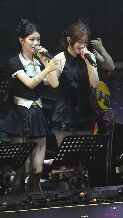 徐良合肥演唱会上的和声小姐姐扭的也太美了吧！好可爱啊好漂亮！