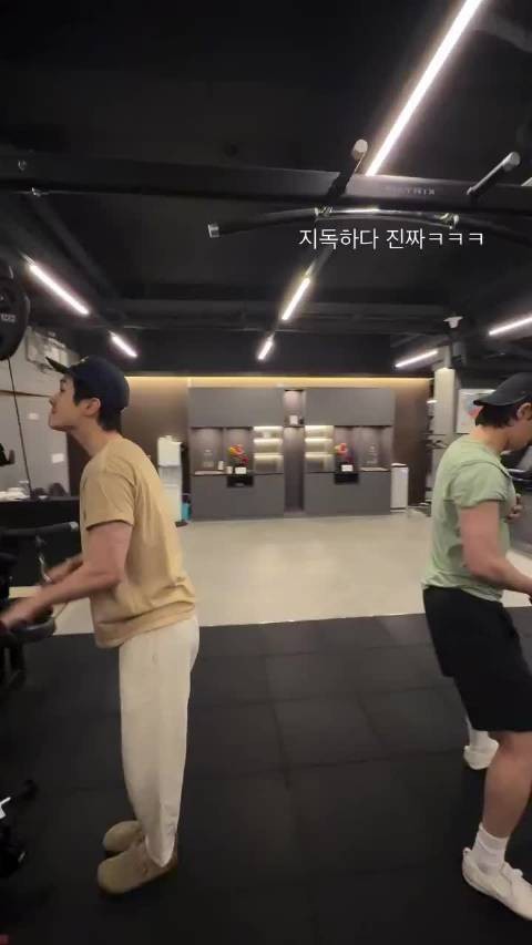 260727 | 泰亨更新快拍 真是毒辣啊ㅋㅋㅋ 宝宝在和wooga哥哥们健身嘛