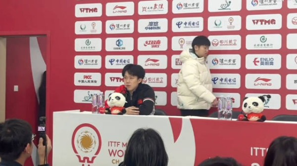 孙颖莎：我来听听你们都问些什么 坐下就开始弄话筒，已经准备好随时开麦了吧