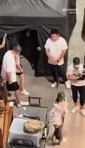 终于见识了“寸步不离”