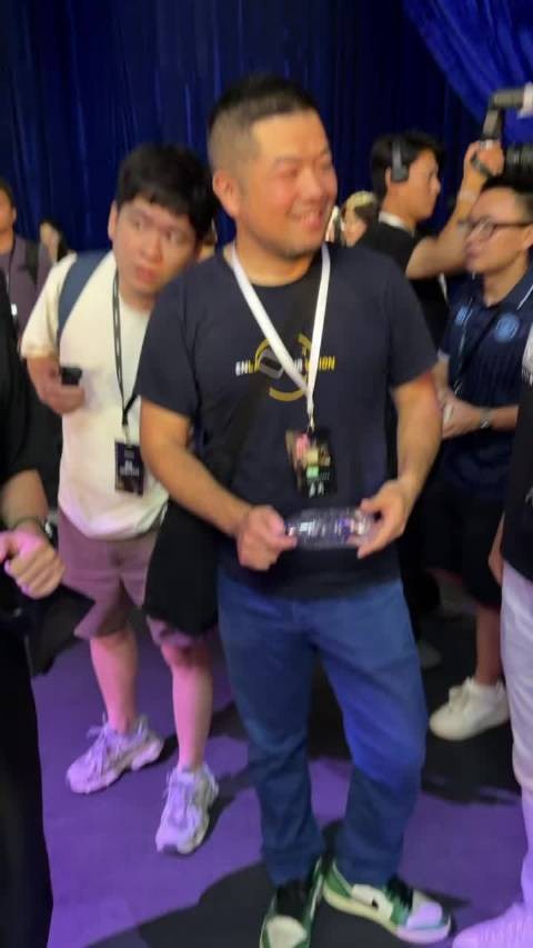 手搓阿莱电影机与ARRI负责人合影，对方看呆