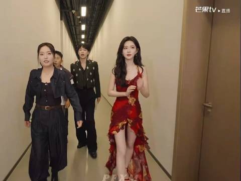 孟子义你好星期六直播造型，红唇红裙大波浪