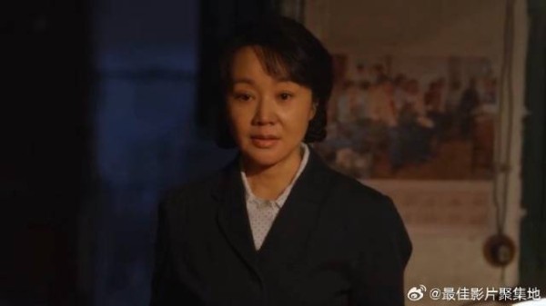 黄玲在婆家辛苦做饭 竟然上不了桌，只能和女儿挤在厨房吃饭
