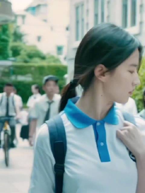 刘亦菲这绝对是校花级别女大了，这种干净的美让人很舒服很惬意