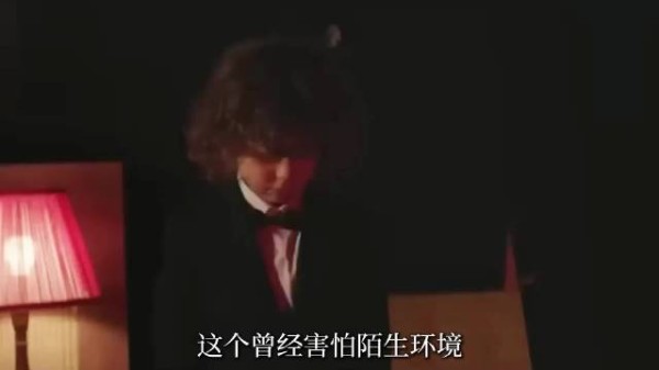七年等待男孩弹奏钢琴奏响对父亲的爱
