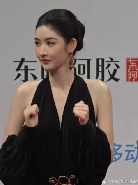 王玉雯穿裸背裙装搞抽象！别人忙着红毯凹造型，她在角落扭腰偷笑
