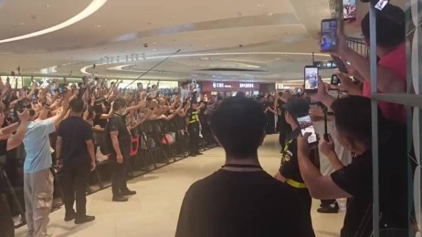 还得是他呀，他就是电影票房的保证，这号召力没谁了