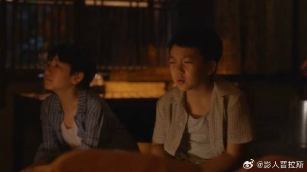 鹏飞第一次接触电视 坐电视机前一坐一整天，被宋莹吐槽人小屁股大