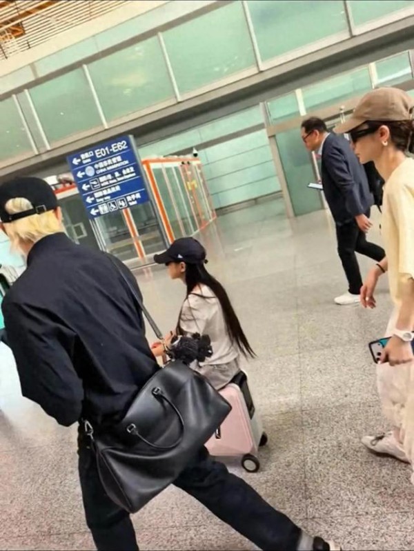 偶遇李承铉一家三口出行，11岁lucky打扮时髦，就像是迷你版戚薇