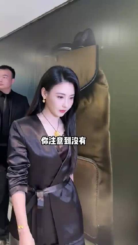 为何张柏芝总是全裹装扮，看到袁泉的选择？才懂什么叫人比衣贵