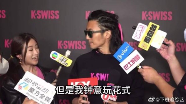 媒体兜着圈子问谢霆锋王菲的事情，谈到她，谢霆锋还是害羞且甜蜜的笑了