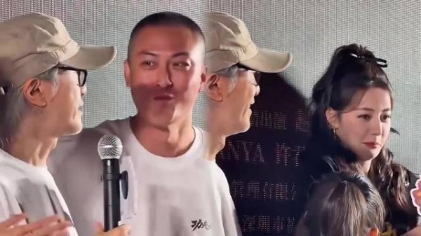 功夫女足路演名场面！迪丽热巴撞见许君聪向周星驰索吻，下意识让位笑翻全网！